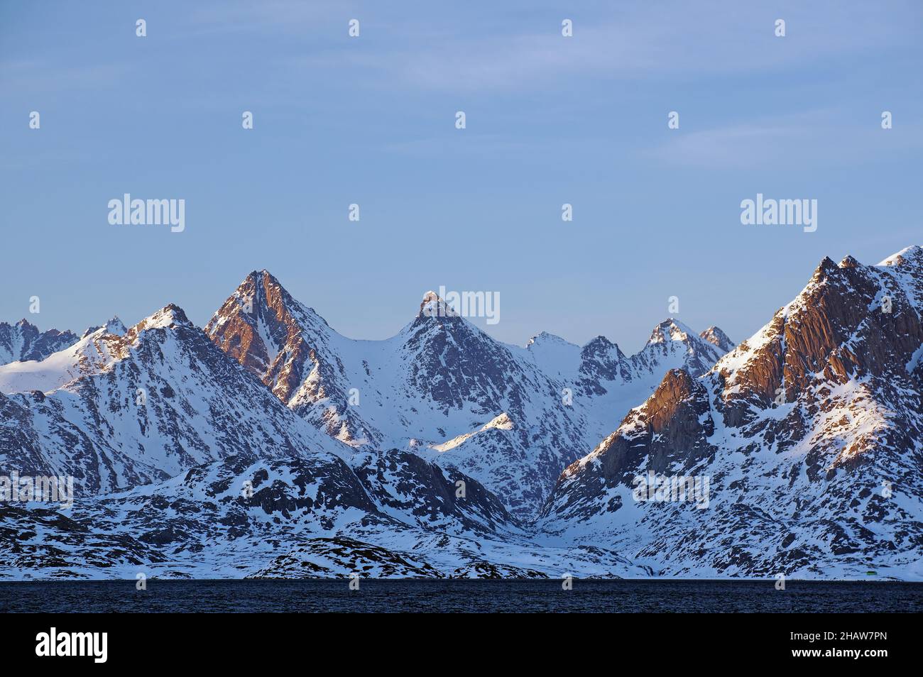Tief verschneite Berge an der Westküste Grönlands, Kaangamuit, der Arktis, Nordamerika, Grönland, Dänemark Stockfoto