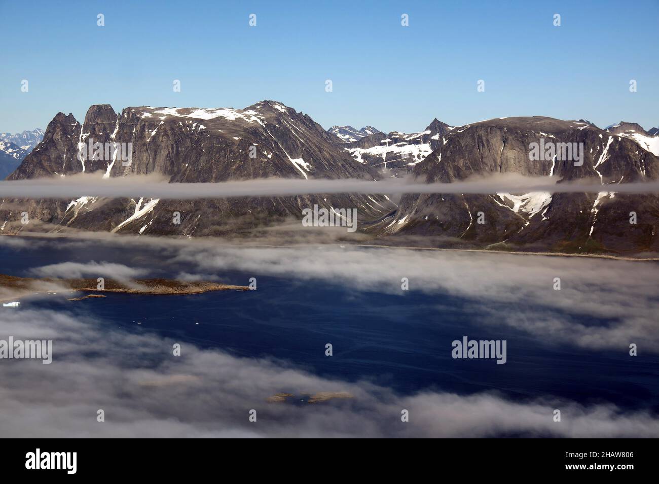 Eisberg, Eis und Inseln, in einem Fjord, Luftbild, rau, Schneebedeckte raue Berglandschaft, Luftaufnahme, Südgrönland, Nanortalik, Norden Stockfoto