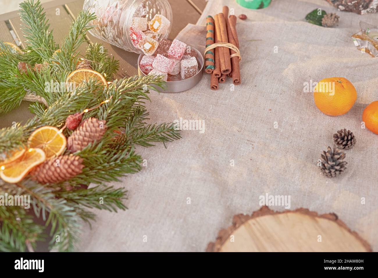 Schöner natürlicher Fichtenkranz auf einer Stofftischdecke Stockfoto