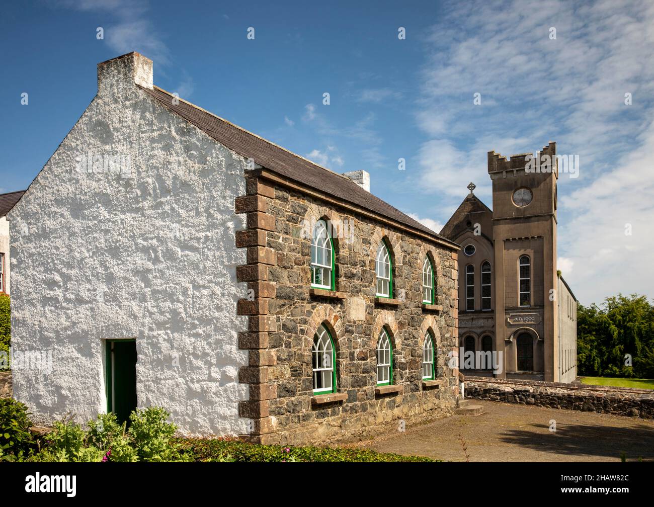 Großbritannien Nordirland, Co Down, Holywood, Ulster Folk Museum, Chapel Lane, Gebäude der Nationalschule mit Parochial Hall Stockfoto