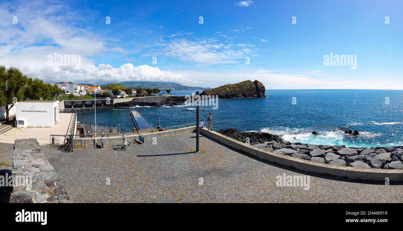 Badegebiet Forno da Cal mit dem Rosto de Cao Island, Ponta Delgada, Sao Miguel Island, Azoren, Portugal Stockfoto