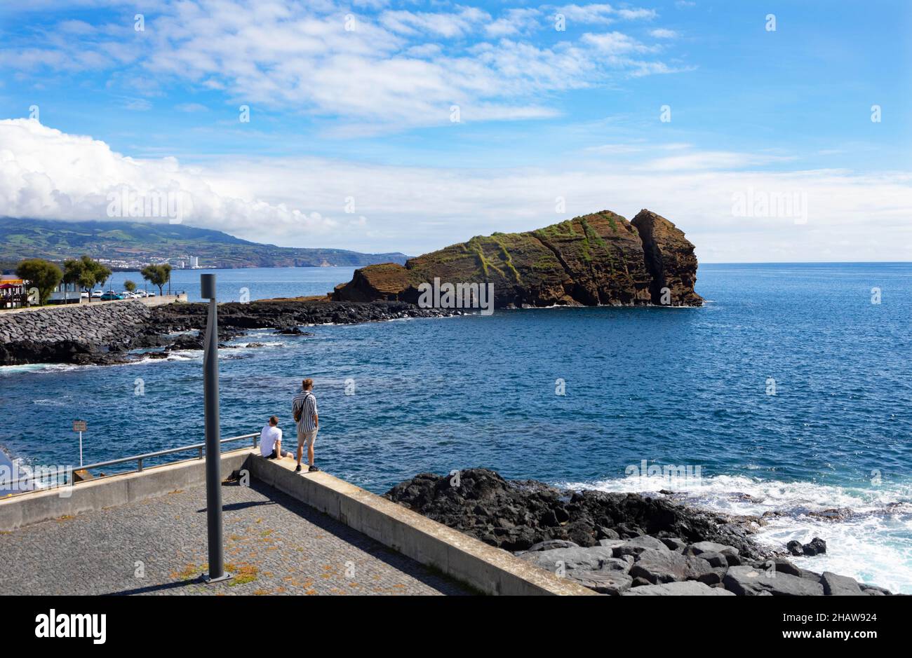 Badegebiet Forno da Cal mit dem Rosto de Cao Island, Ponta Delgada, Sao Miguel Island, Azoren, Portugal Stockfoto