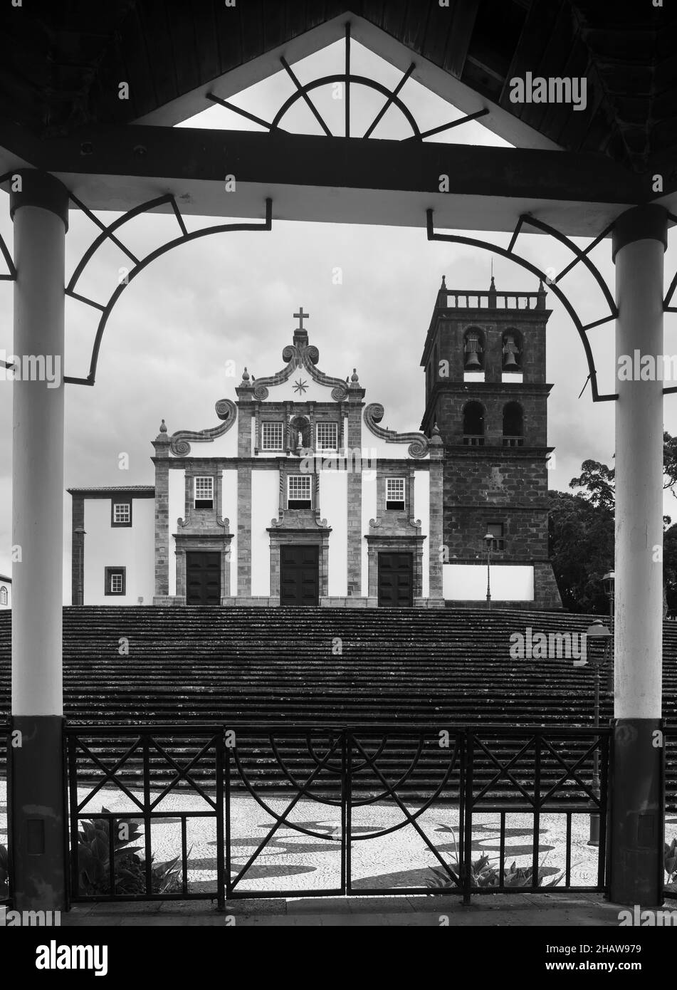 Monochrom, Kirche von Nossa Senhora da Estrela, Ribeira Grande, Sao Miguel Island, Azoren, Portugal Stockfoto