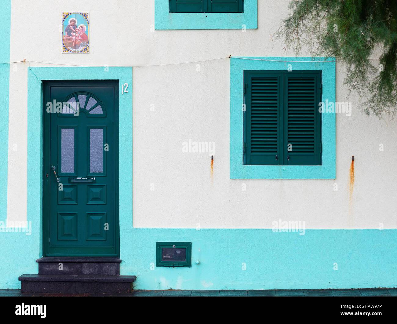 Hausfassade mit geschlossenem Fenster, Ribeira Grande, Sao Miguel Island, Azoren, Portugal Stockfoto