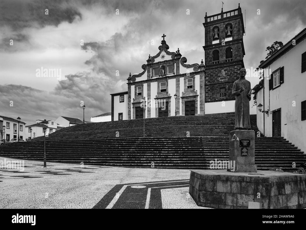 Monochrom, Denkmal für Dr. Gaspar Fructuoso mit der Kirche Nossa Senhora da Estrela, Ribeira Grande, Sao Miguel Island, Azoren, Portugal Stockfoto