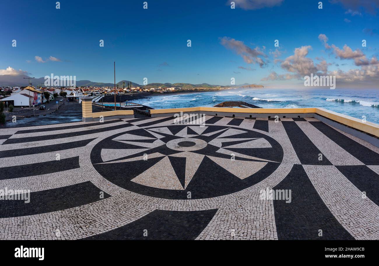 Aussichtsterrasse mit Oberflächenstruktur aus schwarzen und weißen Kopfsteinpflaster am Atlantischen Strand, Ribeira Grande, Sao Miguel Island, Azoren, Portugal Stockfoto