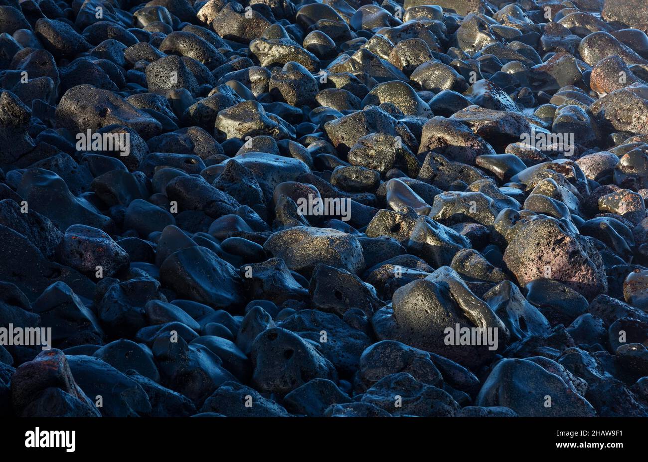 Große schwarze Lavasteine am Strand von Praia de Santa Barbara, Ribeira Grande, Sao Miguel Island, Azoren, Portugal Stockfoto