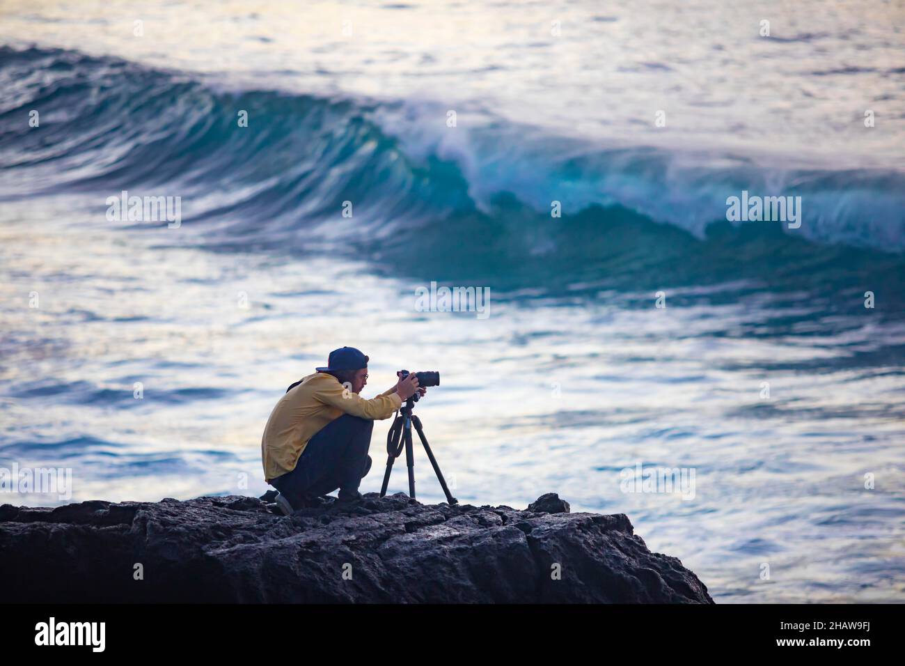 Fotograf bei der Arbeit am Strand von Praia de Santa Barbara, Ribeira Grande, Sao Miguel Island, Azoren, Portugal Stockfoto