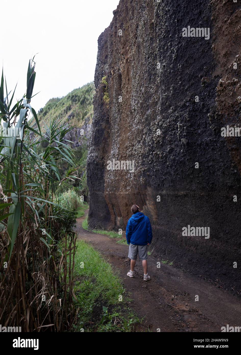 Wanderer auf dem Weg nach Rocha da Relva vorbei an erodierten Lavagesteinen, Rocha da Relva, Sao Miguel Island, Azoren, Portugal Stockfoto