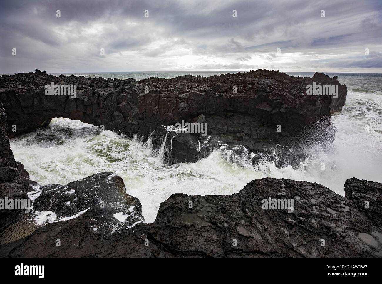 Lavabogen an der vulkanischen Küste bei Flut mit hohen Wellen, Ponta da Ferraria, Sao Miguel Island, Azoren, Portugal Stockfoto
