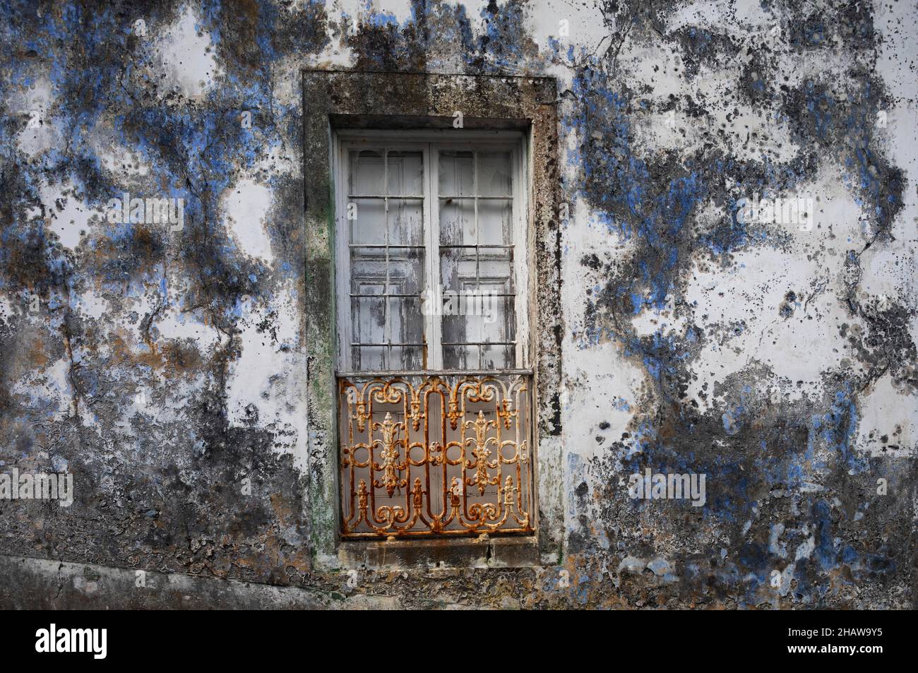 Verwitterte Hausfassade mit altem geschlossenen Fenster in Porto Formoso, Sao Miguel Island, Azoren, Portugal Stockfoto