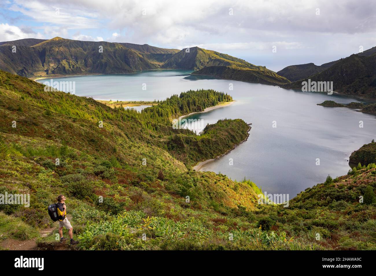 Wanderer am Krater mit Blick auf den Krater-See Lagoa do Fogo, Sao Miguel Island, Azoren, Portugal Stockfoto