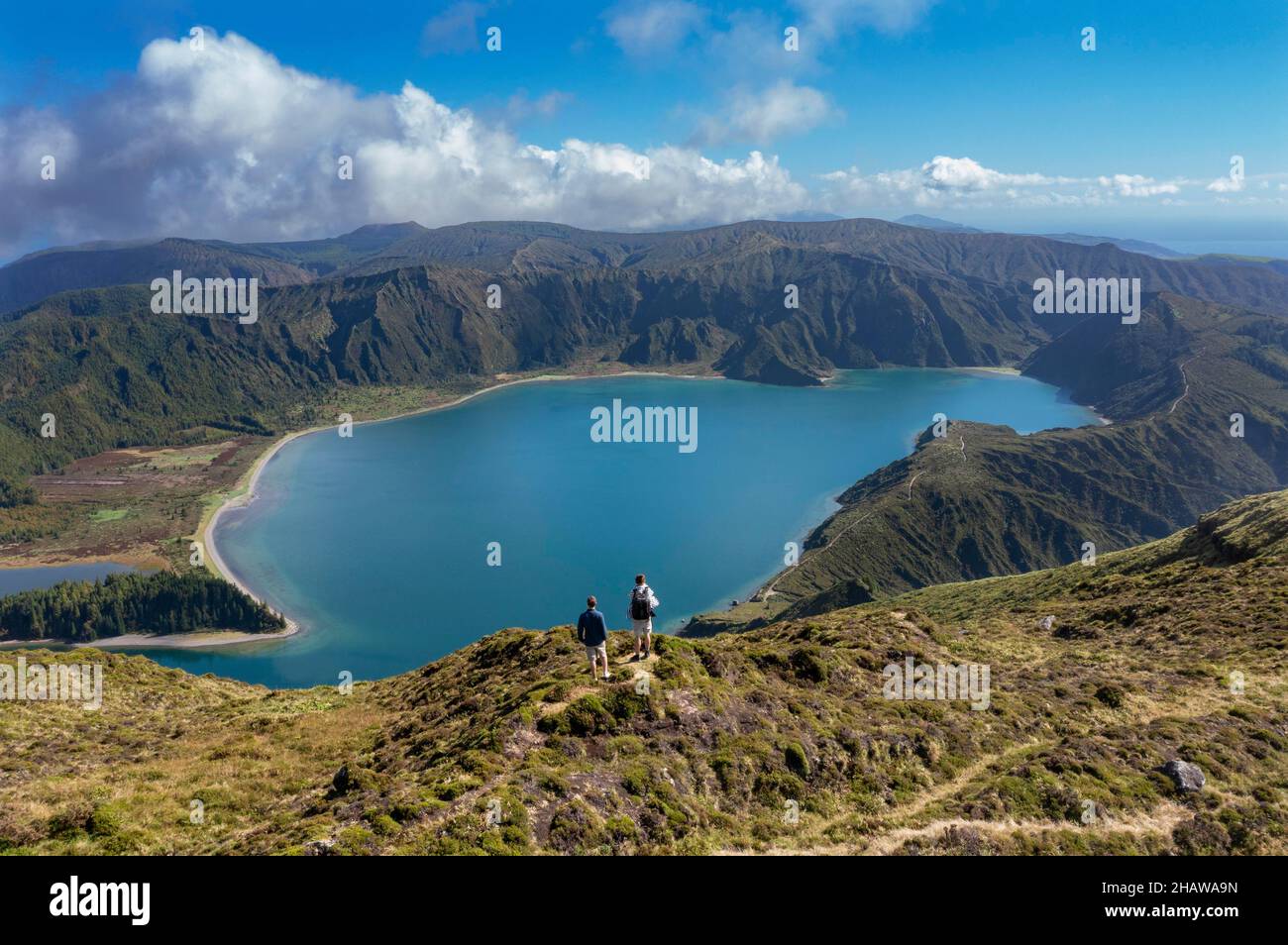 Wanderer auf dem Gipfel des Pico Barrosa mit Blick auf den Krater-See Lagoa do Fogo, Sao Miguel Island, Azoren, Portugal Stockfoto