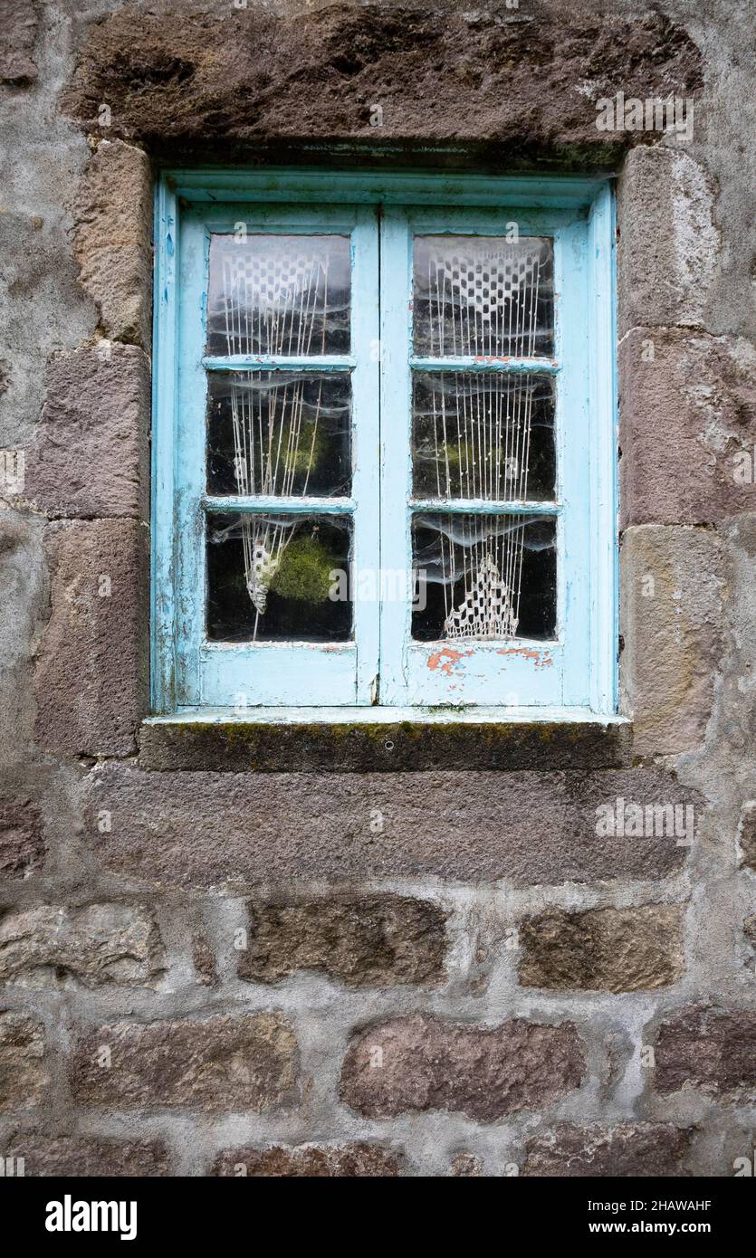 Steinfassade mit geschlossenem Fenster in der Nähe von Faial da Terra, Sao Miguel Island, Azoren, Portugal Stockfoto