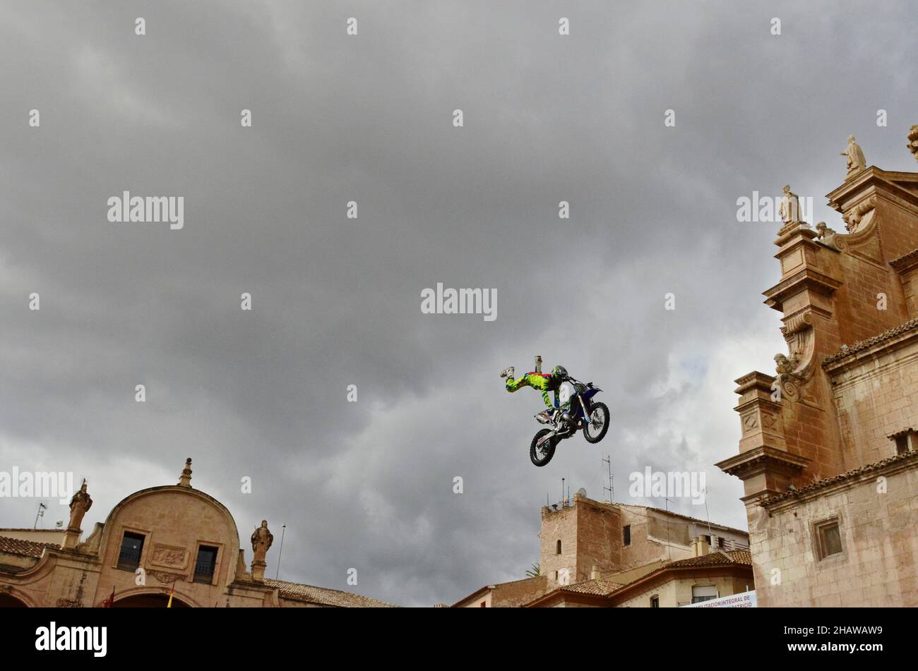 Fliegender Motorradkünstler über den Dächern der Altstadt, Lorca, Murcia, Spanien Stockfoto