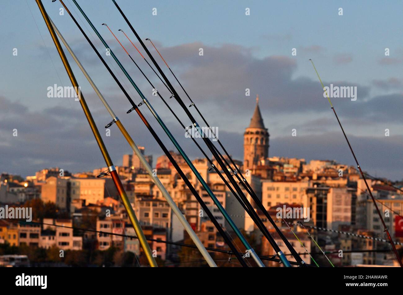 Angelruten vor dem Karakoey-Viertel mit Galata-Turm im Abendlicht, Istanbul, Türkei Stockfoto