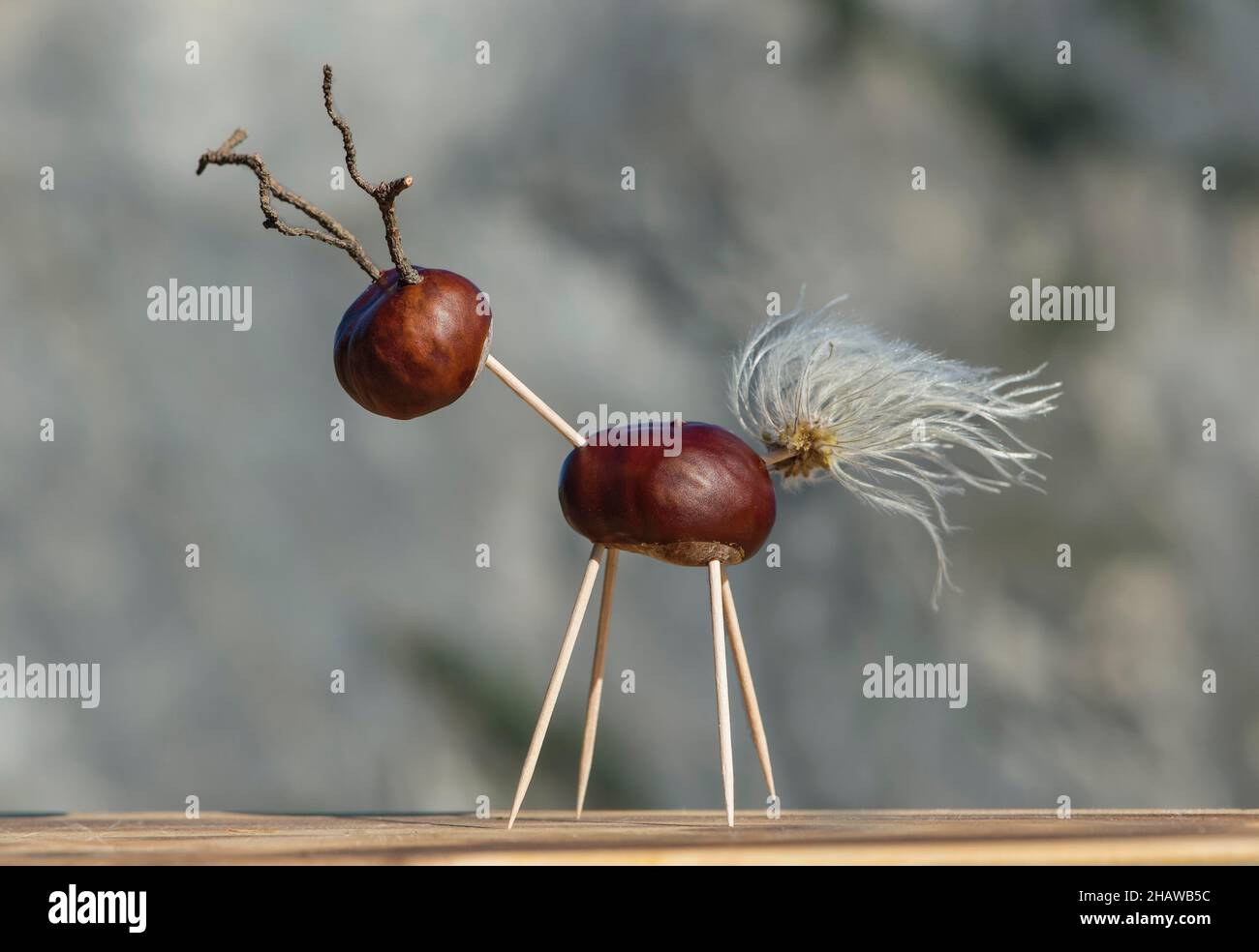 Hirsch-Figur, lustige Tierfigur aus Kastanien, Handarbeit aus natürlichen Materialien im Herbst, Schweiz Stockfoto