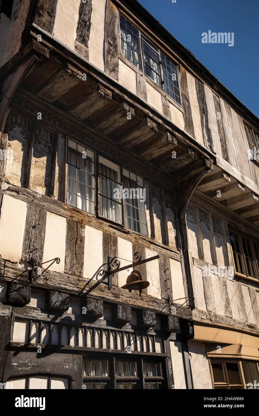 Großbritannien, England, Gloucestershire, Tewkesbury, Church Street, Helm aus der Zeit des Bürgerkrieges vor dem historischen, mit einem Steg befestelten Fachwerkhaus Stockfoto