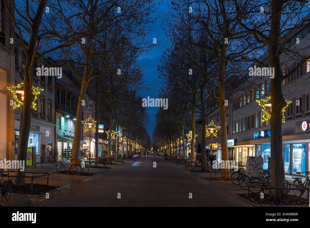 Weihnachtliche Fußgängerzone während der Pandemie im Dezember 2021, Erlangen, Mittelfranken, Bayern, Deutschland Stockfoto