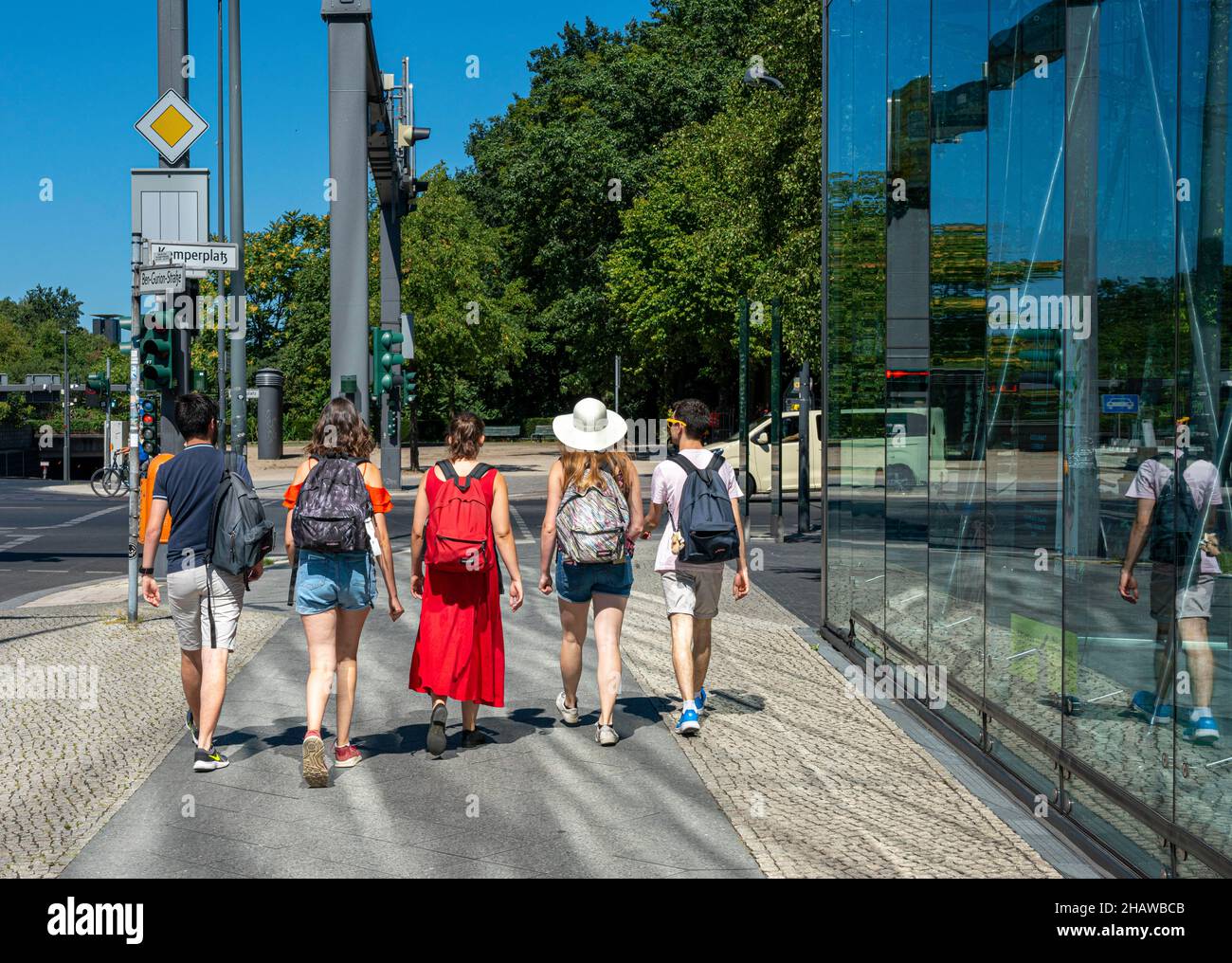 Junge Menschen auf einer Städtereise nach Berlin, Deutschland Stockfoto