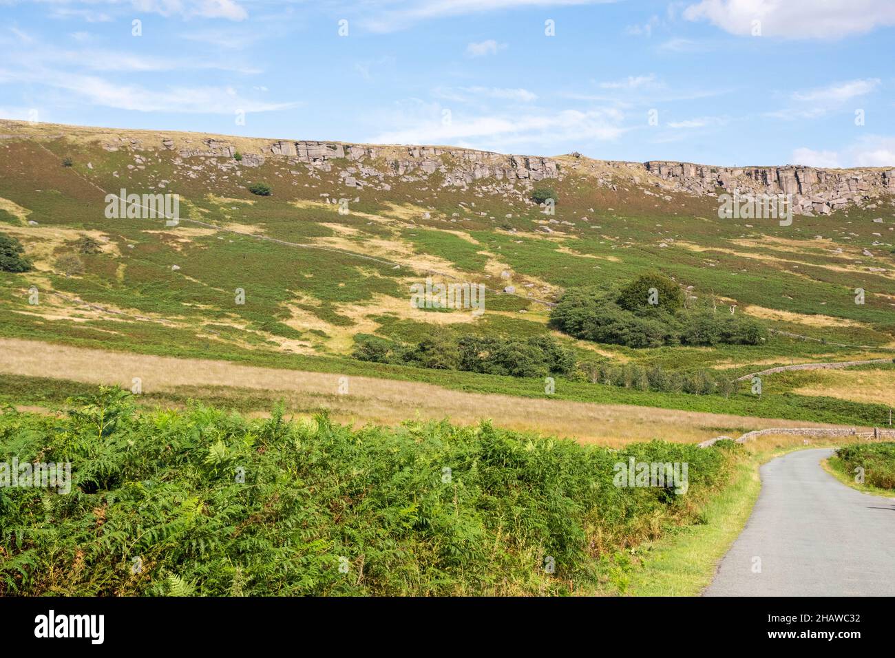 Die üppig grüne Landschaft des Hope Valley unter Stanage Edge, Peak District Stockfoto