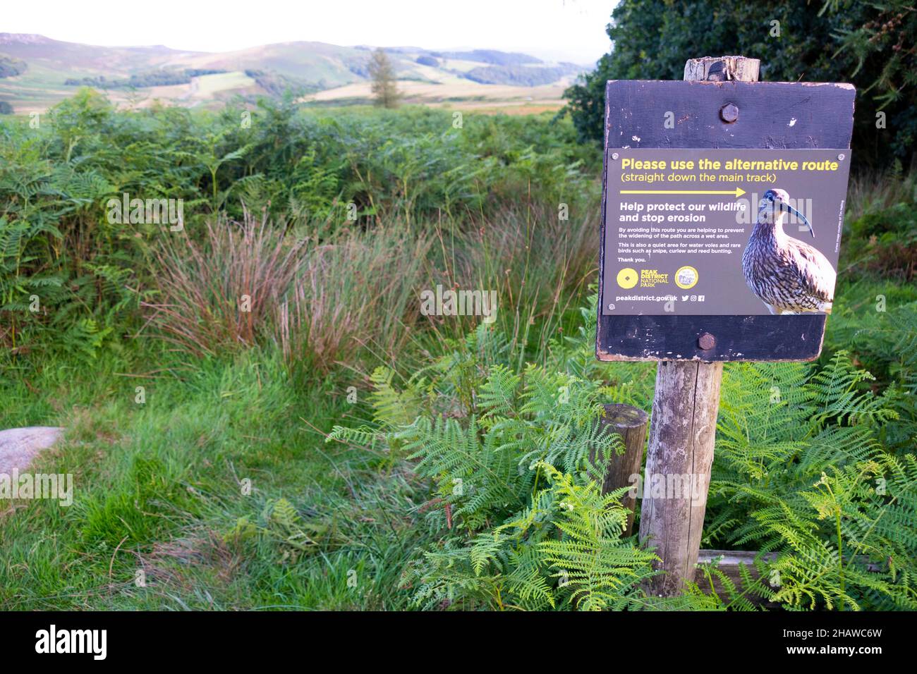 Bitte verwenden Sie Alternative Route , schützen Sie unsere Tierwelt und stoppen Erosion - Zeichen am Rande der Peak District Moorlandschaft, Derbyshire, Großbritannien Stockfoto