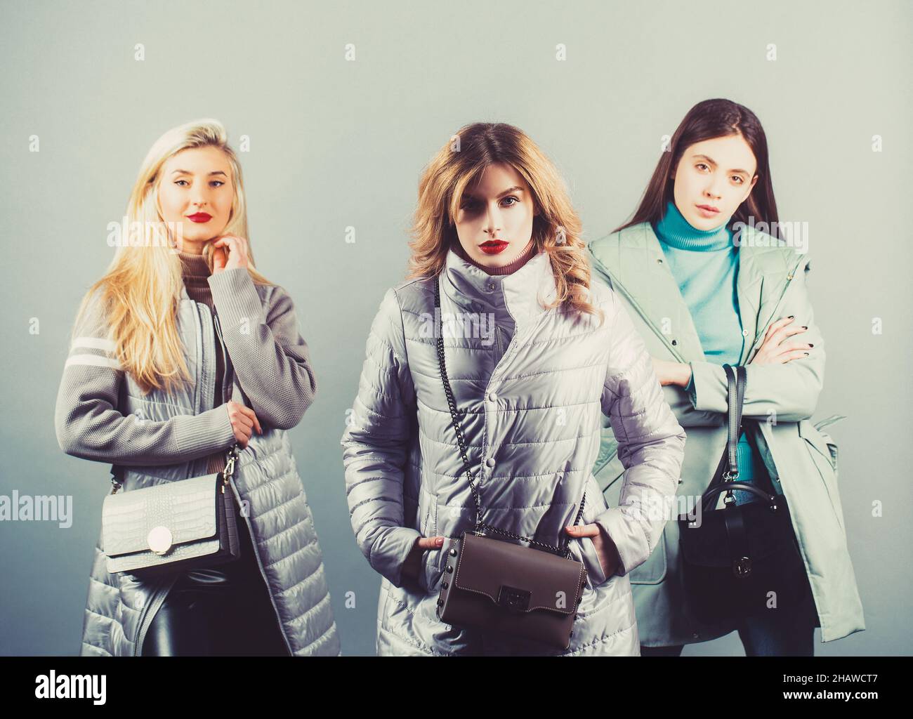 Konsumkonzept, Herbstmode im Frühjahr, attraktive junge Frauen. Stockfoto