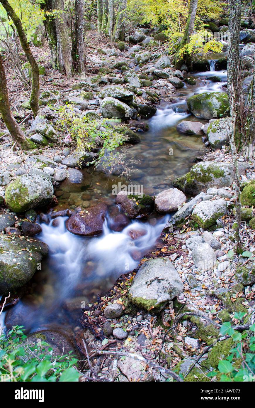 Arroyo Balozano Hervas Caceres Extremadura im Herbst langjähriges seidiges Wasser Stockfoto