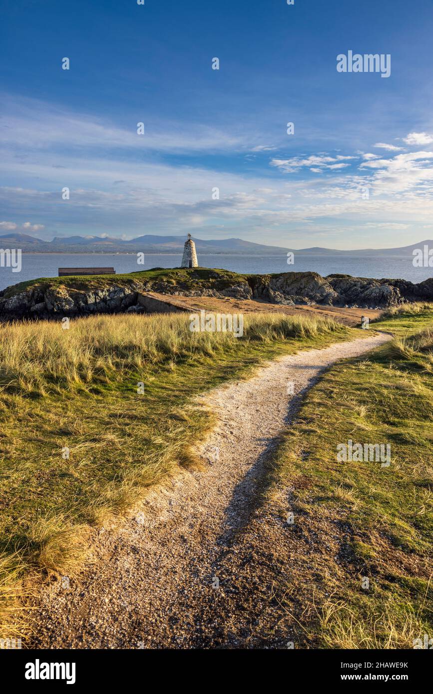 TWR Bach Leuchtturm auf Ynys Llanddwyn mit den Snowdonia Bergen im Hintergrund, Isle of Anglesey, Nordwales Stockfoto