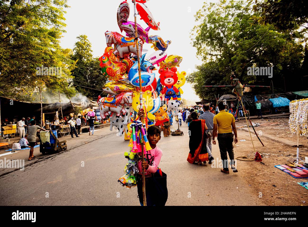 Chhat Festival, Feier, Open Air, Seiltrick, Ballonverkäufer, Kolkata, Babughat, Szene, Indien. Stockfoto