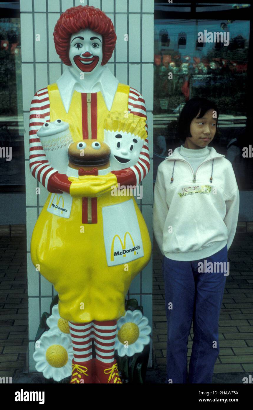 Ein McDonald Restaurant in einem Einkaufszentrum im Stadtzentrum von Peking in China. China, Peking, Oktober 1997 Stockfoto