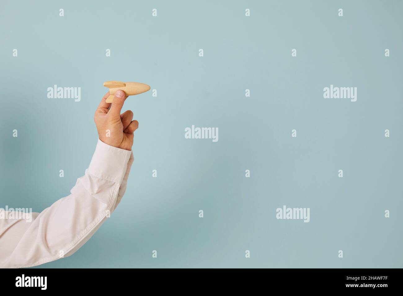 Hand halten Rakete zeigt Konzept der Innovation und neuen Geschäftsstart auf Copy Space Hintergrund Stockfoto