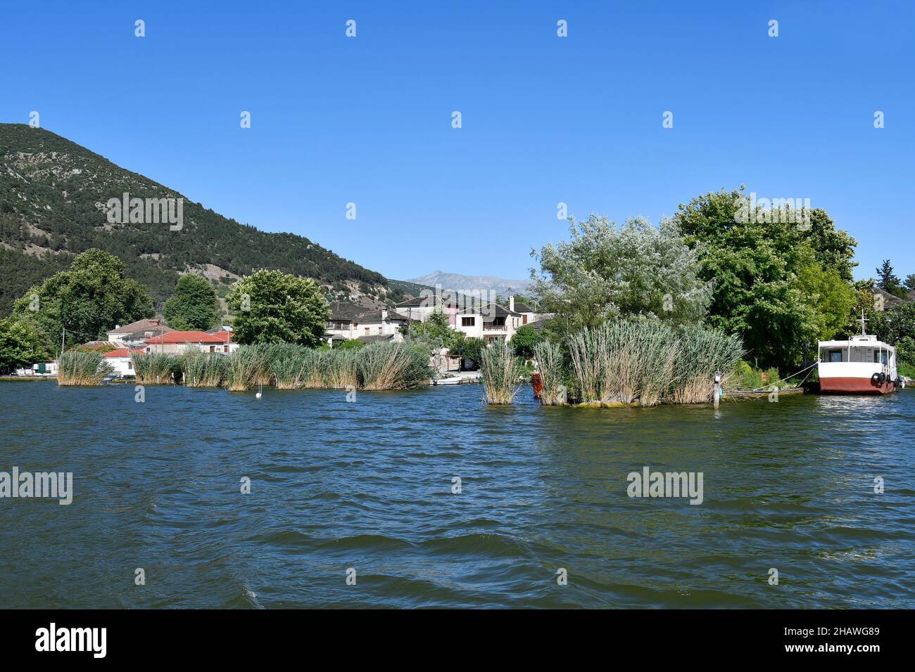 Griechenland, Ioannina, Blick auf die Siedlung auf kleiner Insel im Pamvotida See mit Stockfoto
