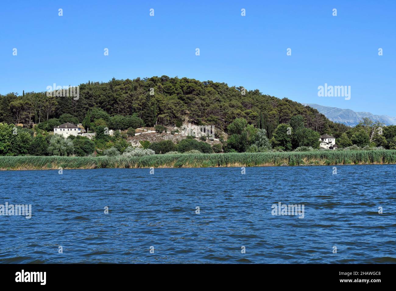 Griechenland, Ioannina, Blick auf die kleine Insel im Pamvotida-See mit alten Klöstern Stockfoto