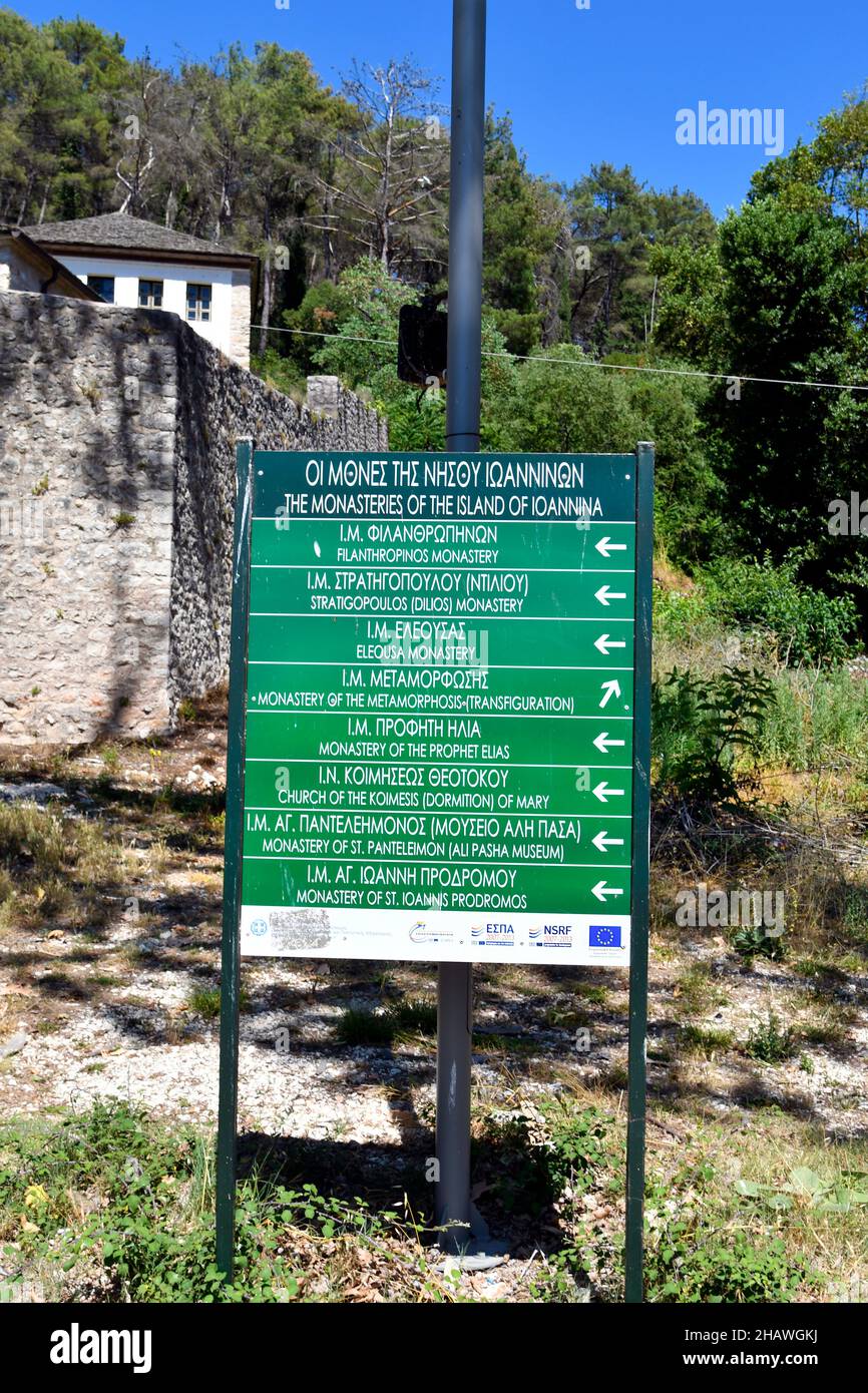 Ioannina, Griechenland - 27. Juni 2021: Richttafel für die Klöster in griechischer und lateinischer Schrift auf der winzigen Insel im Pamvotis-See Stockfoto