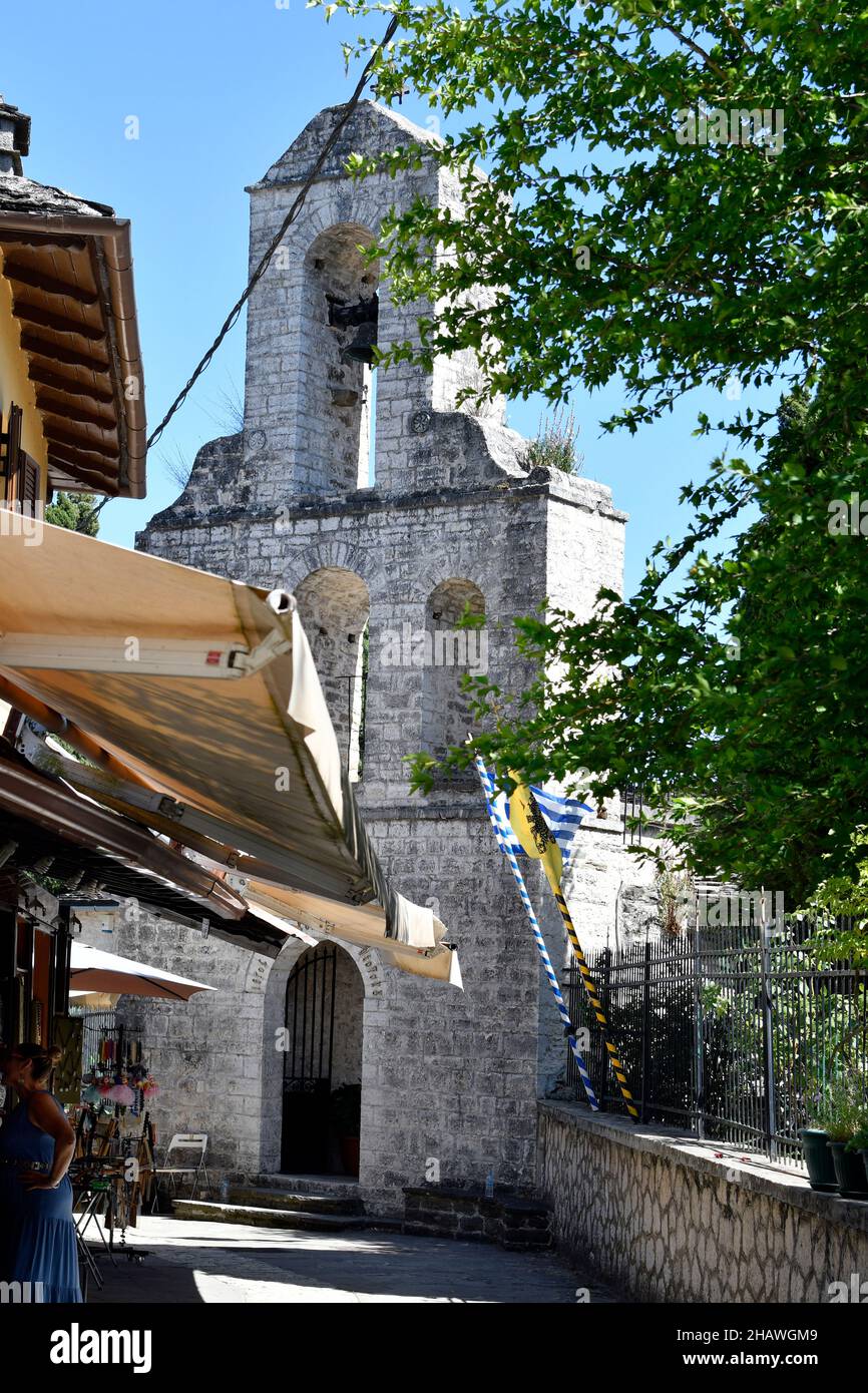 Ioannina, Griechenland - 27. Juni 2021: Unbekannte Frau und Souvenirladen in der engen Straße vor der byzantinischen Kirche von Theotokou auf der kleinen Stockfoto