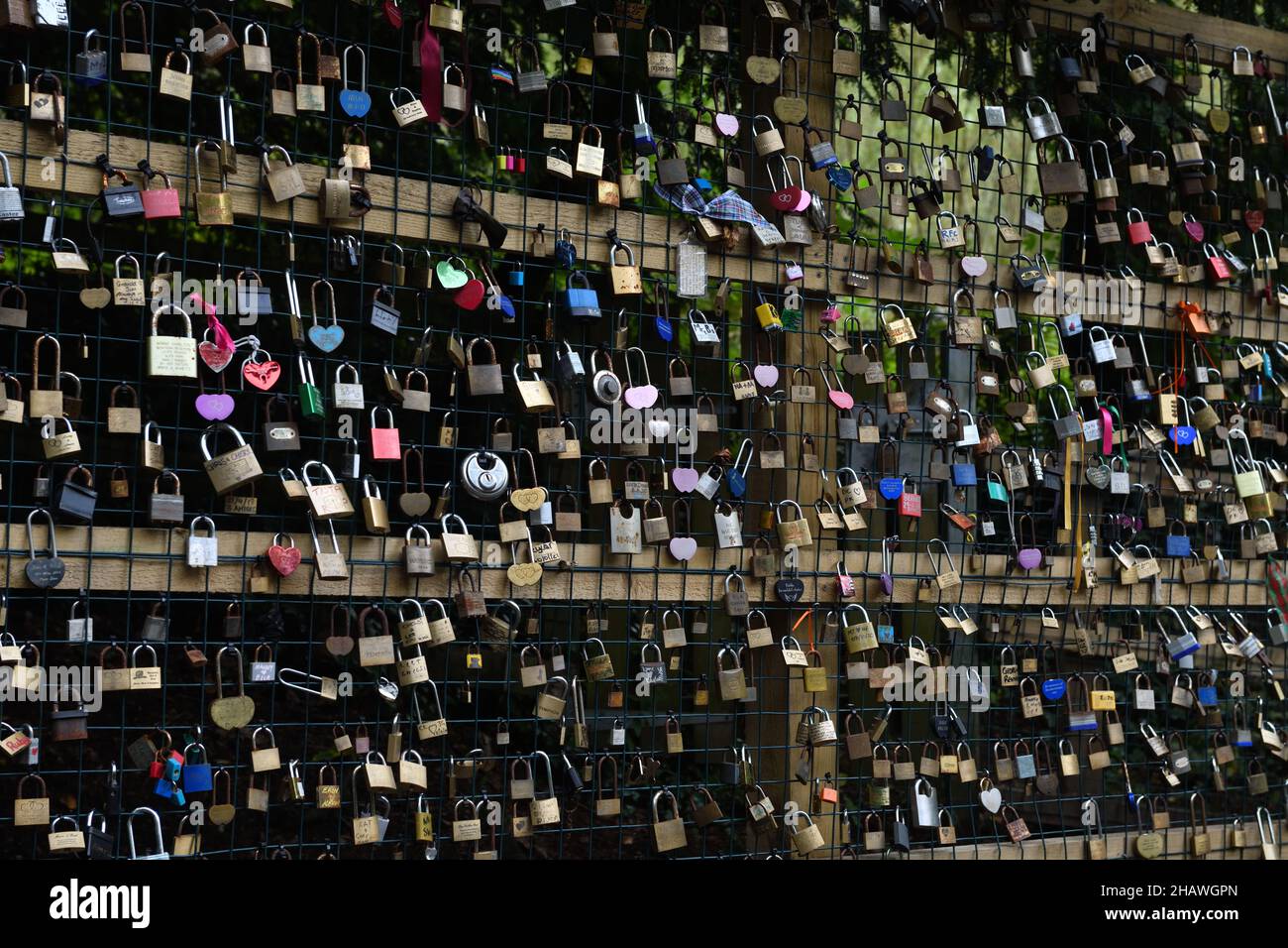 Liebe Vorhängeschlösser auf einem Holz-/Drahtrahmen, um die Brücke vor Schäden durch das Gewicht zu schützen. Stockfoto