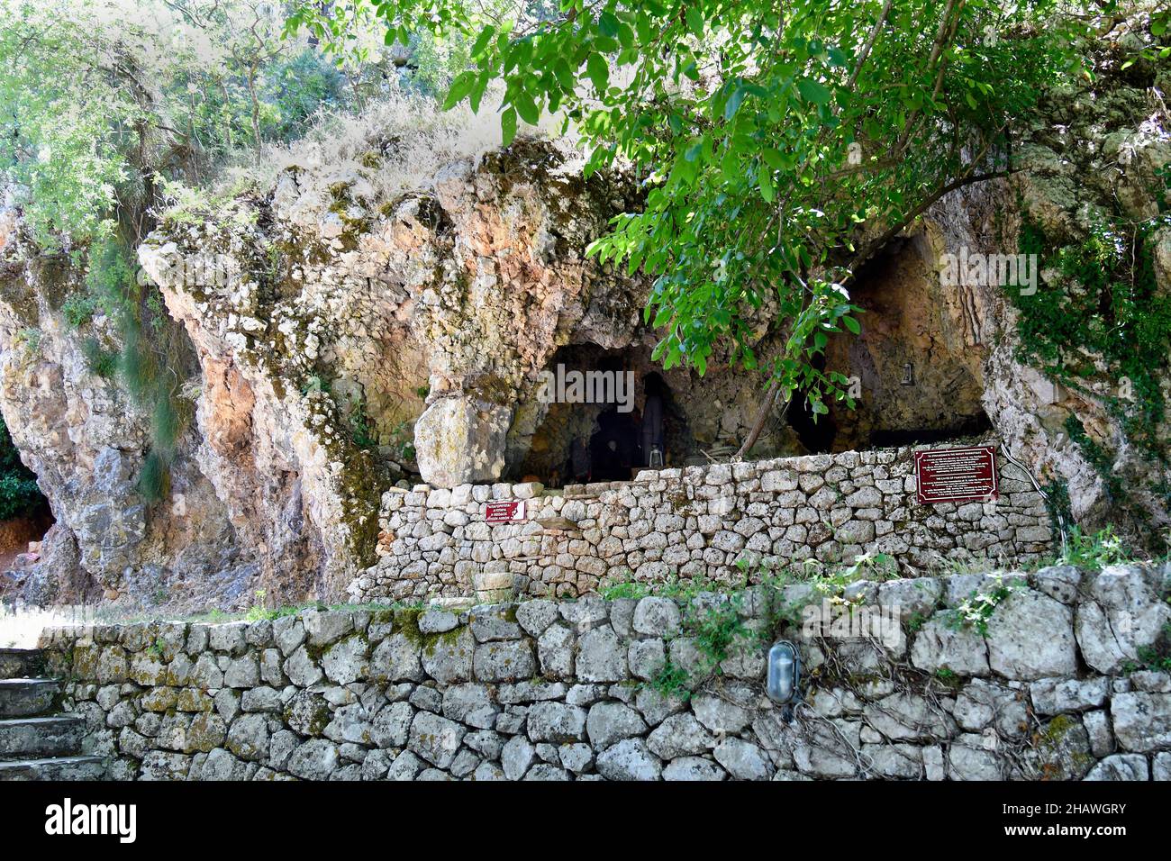 Ioannina, Griechenland - 27. Juni 2021: Informationen über die Höhlen schützen die Menschen im Zweiten Weltkrieg auf der winzigen Insel im See Pamvotis Stockfoto