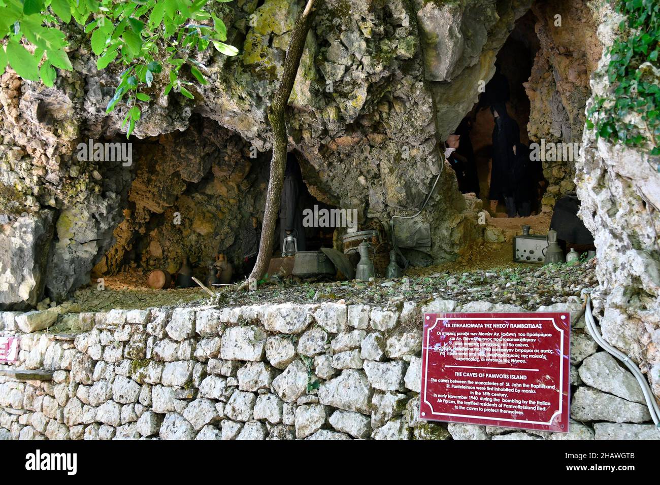 Ioannina, Griechenland - 27. Juni 2021: Informationstafel für die Höhlen zum Schutz der Menschen im Zweiten Weltkrieg auf der winzigen Insel im See Pamvotida Stockfoto