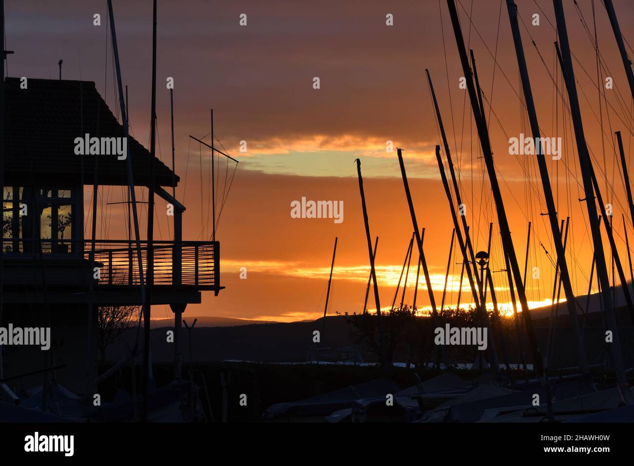 Largs, Schottland, Großbritannien die Sonne untergeht hinter dem Largs-Jachthafen in North Ayrshire Stockfoto