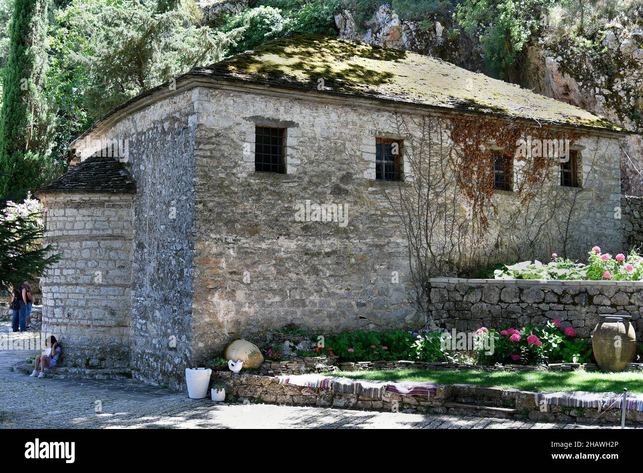 Ioannina, Griechenland - 27. Juni 2021: Nicht identifizierte Menschen im mittelalterlichen Kloster Prodomou auf der winzigen Insel im See Pamvotida, Ort, wo Ottomane gov Stockfoto