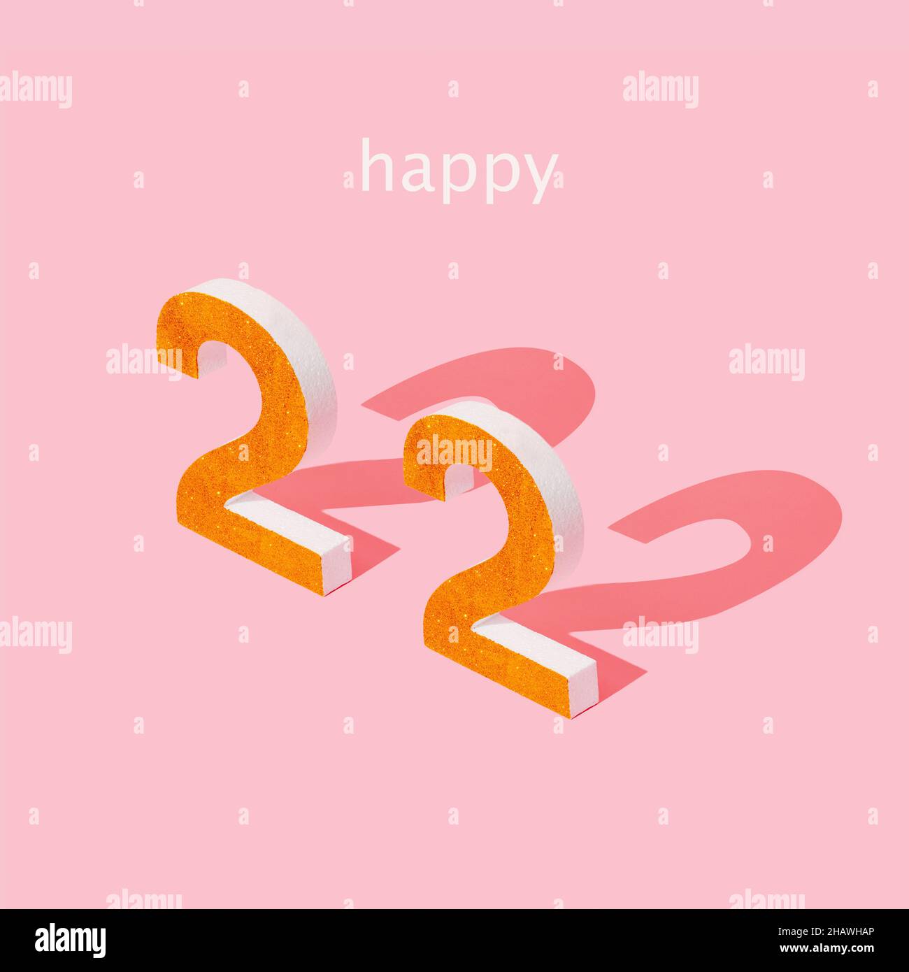 Der Text Happy 22, mit zwei goldenen dreidimensionalen Zahlen, die die Zahl 22 bilden, auf einem rosa Hintergrund Stockfoto