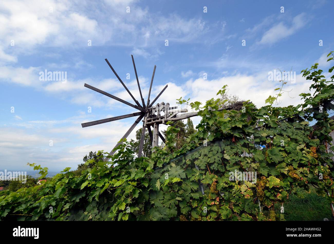 Kitzeck im Sausal, Österreich - 19. September 2021: Das weltgrößte Klapotetz- und Großweinfass, gelegen am Demmerkogel in der Südsteiermark, Kla Stockfoto