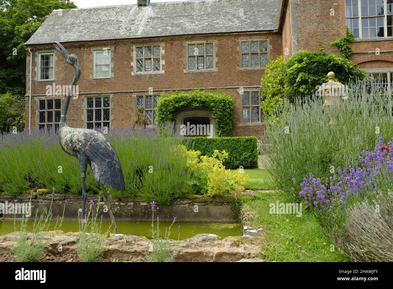 Skulptur eines Vogels in den Gärten vor dem historischen Hellens House, Much Marke, Herts, Großbritannien Stockfoto