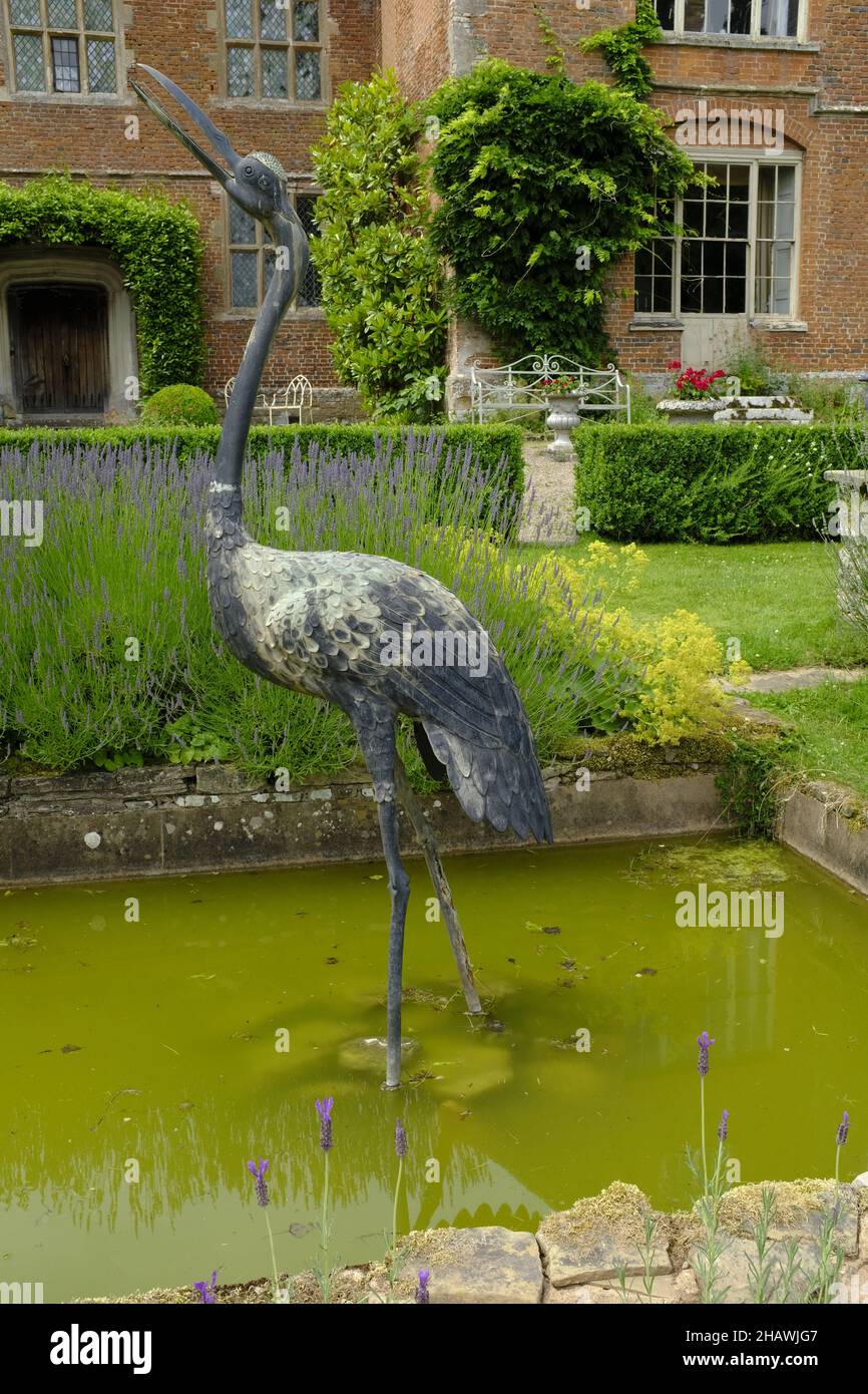 Skulptur eines Vogels in den Gärten vor dem historischen Hellens House, Much Marke, Herts, Großbritannien Stockfoto