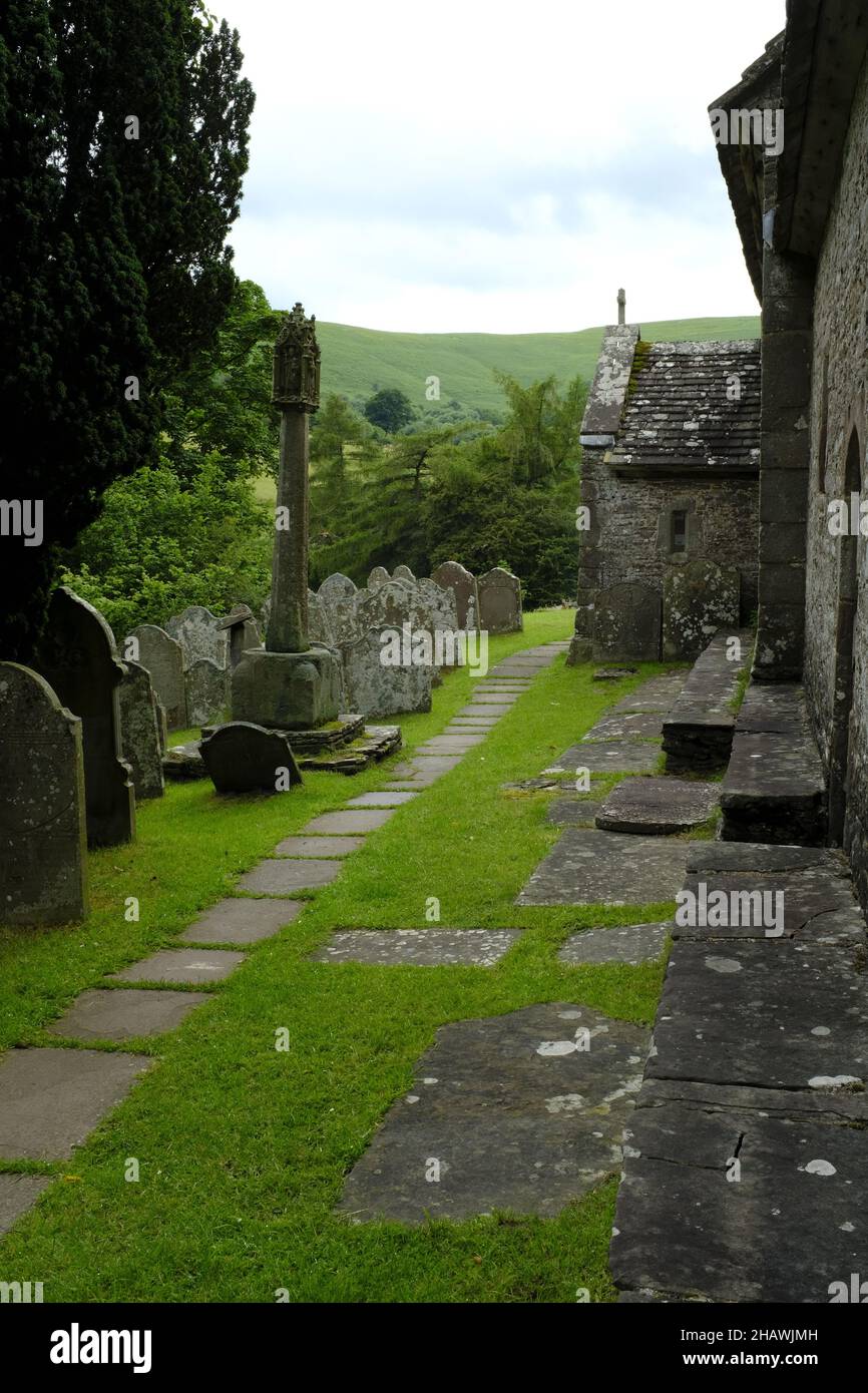St. Issui's Kirche und Friedhof mit Steinpfad, Partrishow, Powys, Wales Stockfoto