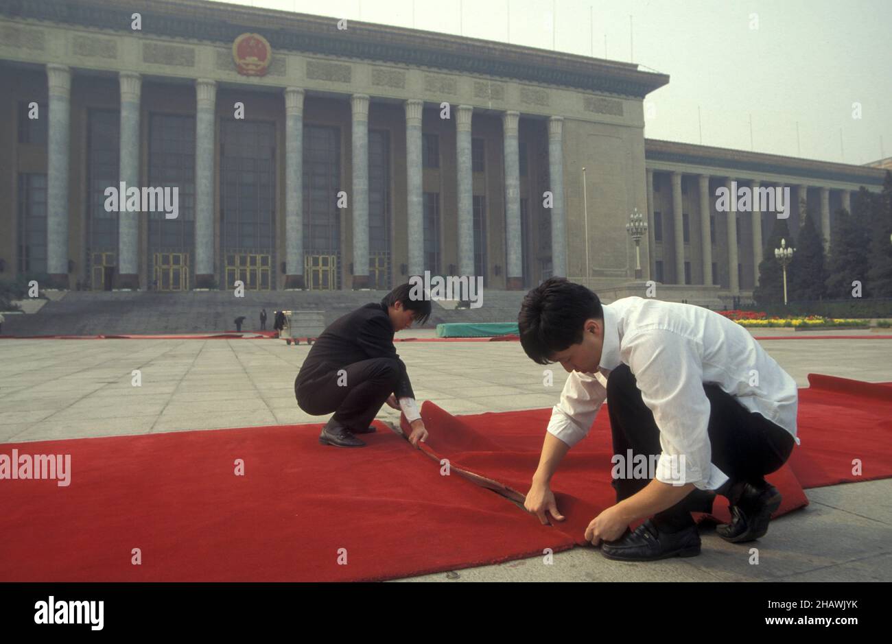 Der rote Teppich, der sich vor dem Großen Saal des Volkes und dem Kongressgebäude auf dem Platz des Himmlischen Friedens im Stadtzentrum von Peking in C vorbereitet Stockfoto