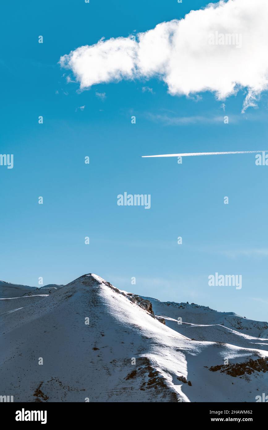 Flugflug über schneebedeckte Berggipfel Stockfoto