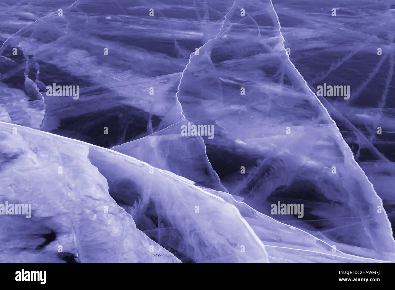 Eisstruktur am Baikalsee im Winter. Eis der Farbe des Jahres, sehr peri. Konzept für Winterpostkarten, Reisen. Russland Stockfoto