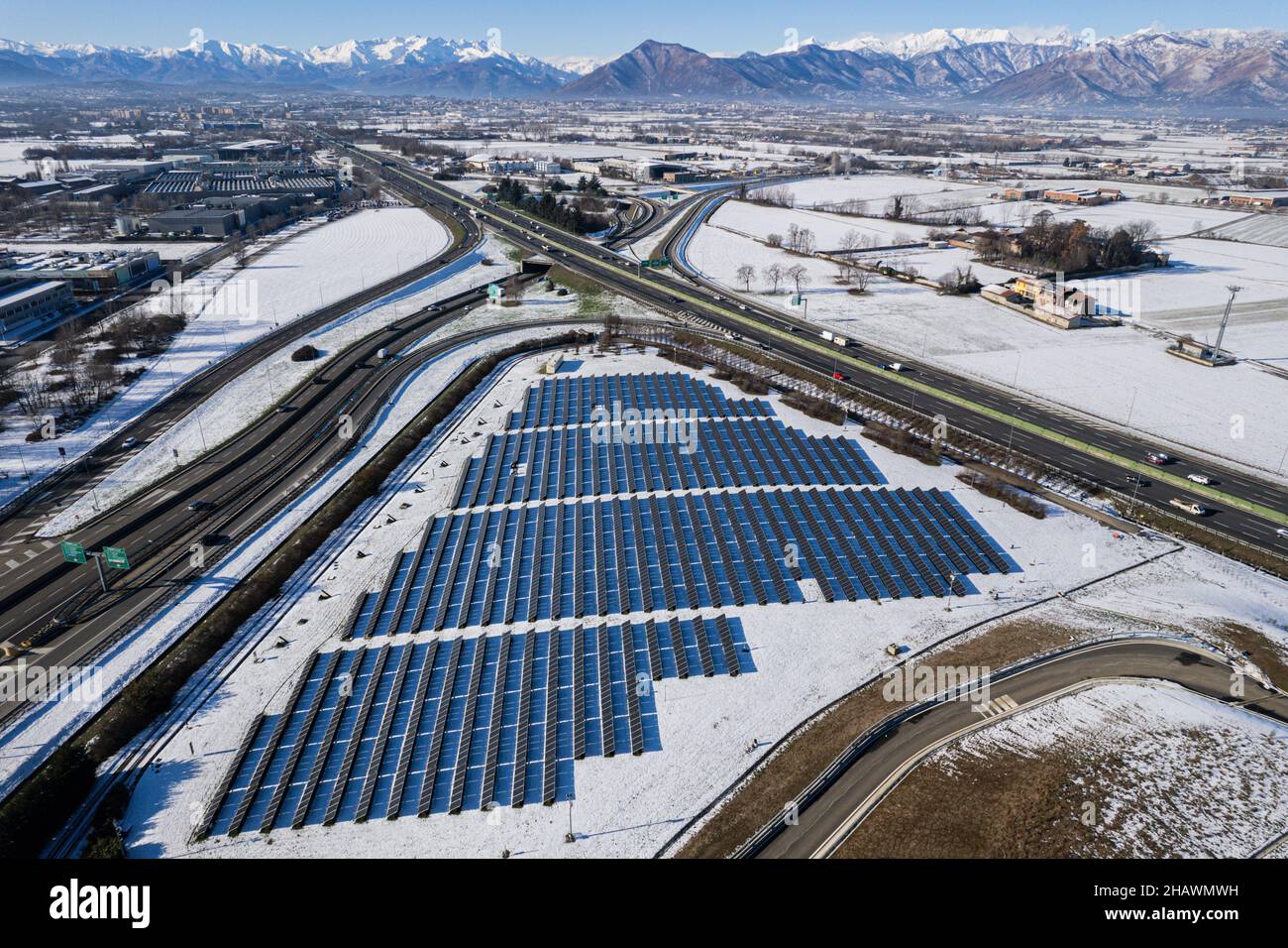 Luftaufnahme von Sonnenkollektoren an einem sonnigen Wintertag Stockfoto